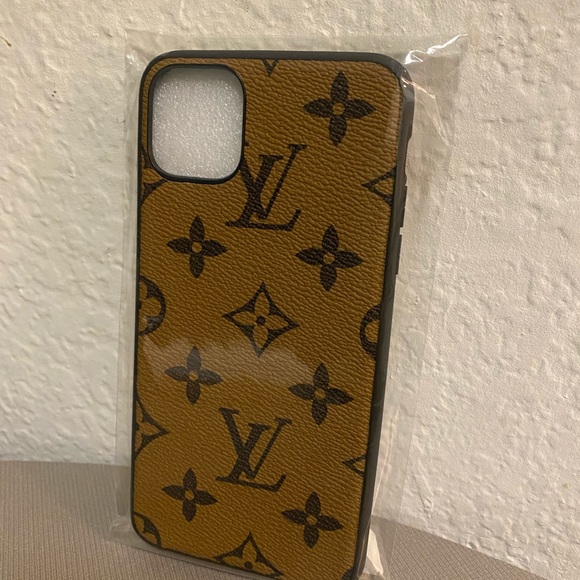 iPhone 11 Pro Max with giant monogram look phone case - Picture 4 of 7